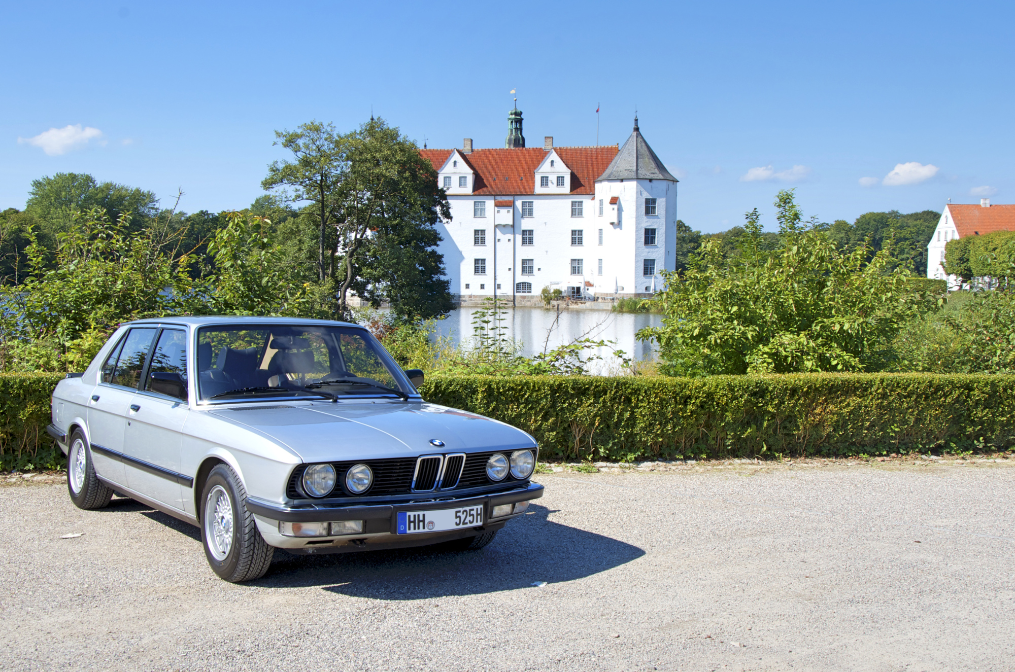 BMW 525i vor dem Glücksburger Schloss